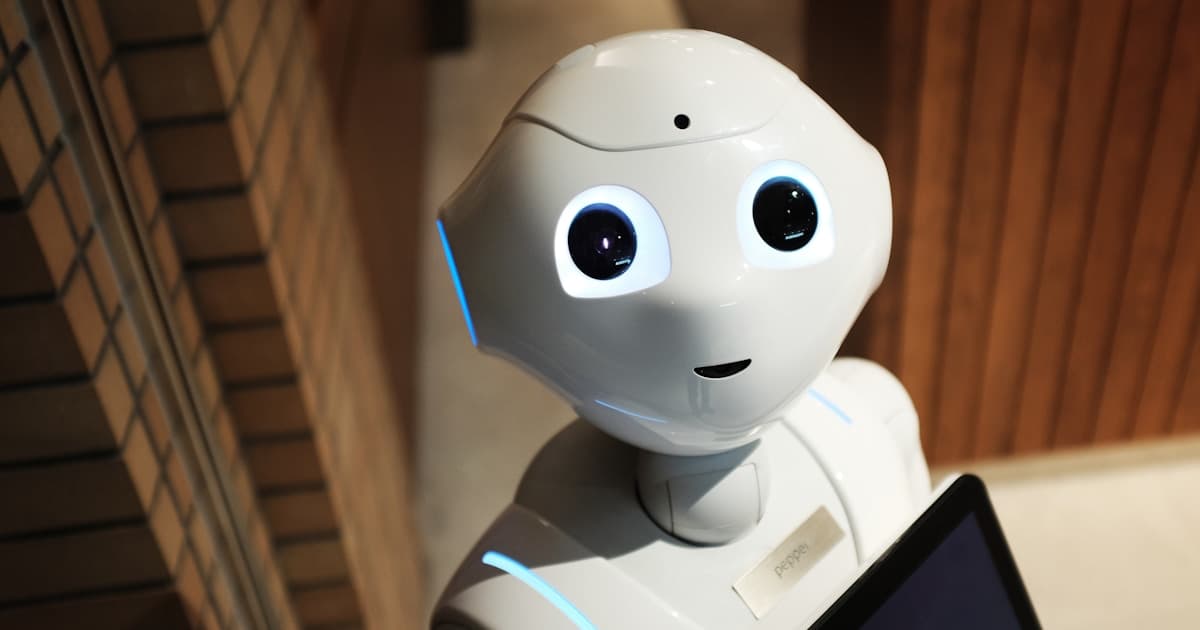 Роботизированная рука на фоне цифровых интерфейсов — символ автоматизации бизнеса с помощью искусственного интеллекта